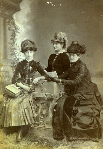 <em>Portrait of Ellen Sneed (right). Courtesy of Tom Reynolds.</em>
